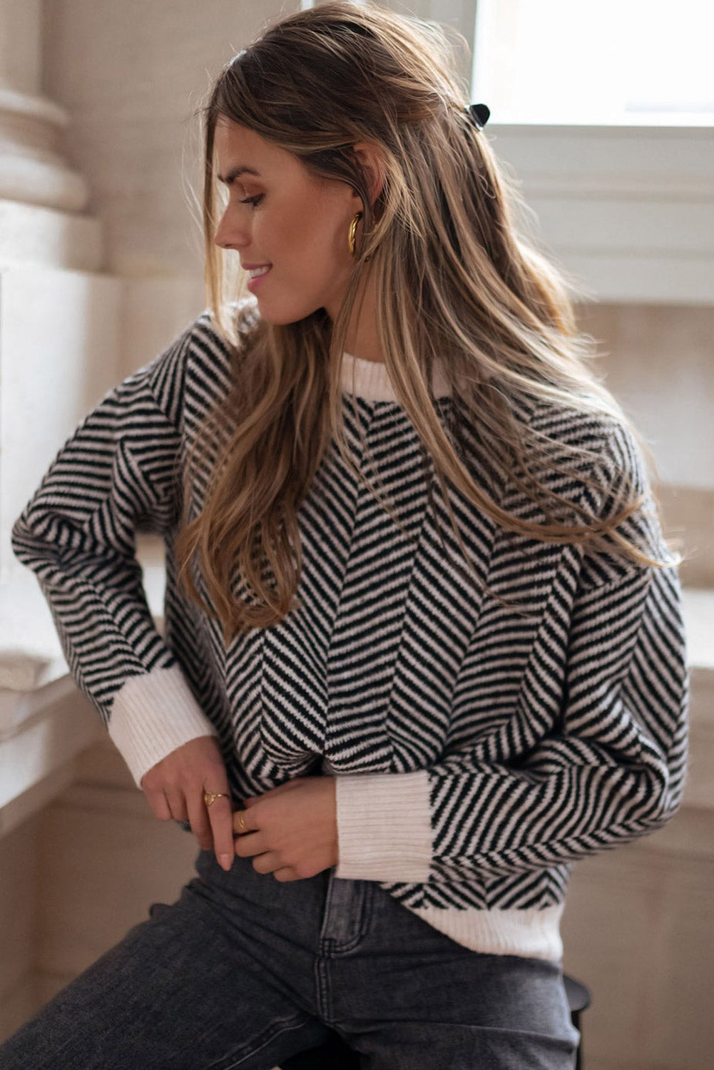 Black sweater with contrasting edges and round neck, falling shoulders