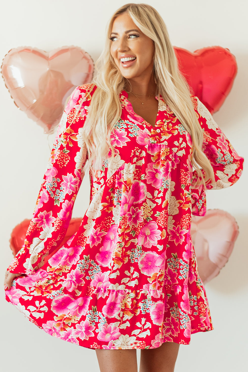 Mini-robe babydoll rouge à imprimé floral taille haute et col en V