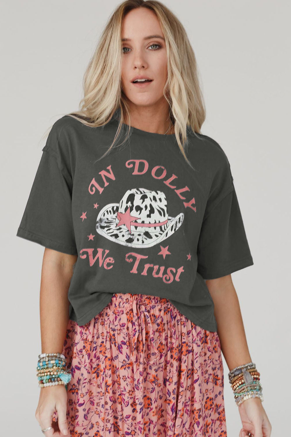 T-shirt graphique WE TRUST IN DOLLY Western Fashion gris