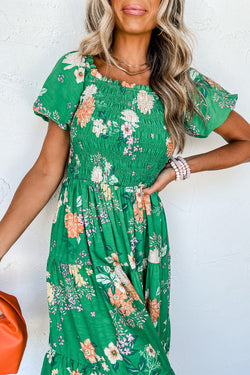 Vestido de mediodía con brotes en varios niveles y estampado floral verde