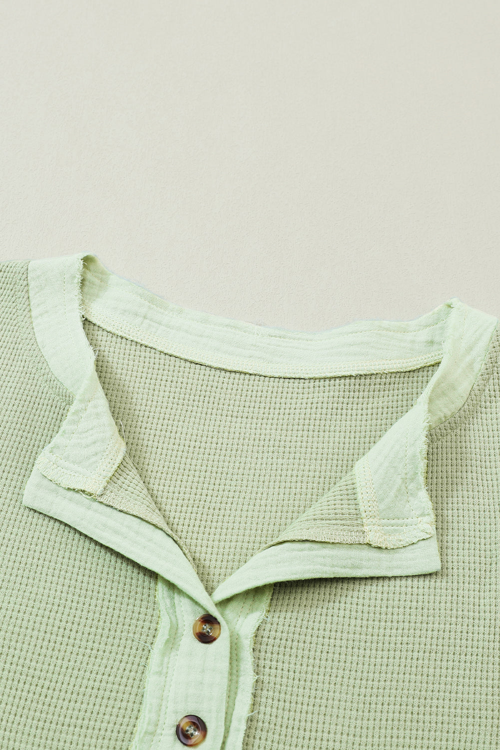 Haut Henley texturé en tricot gaufré Laurel Green