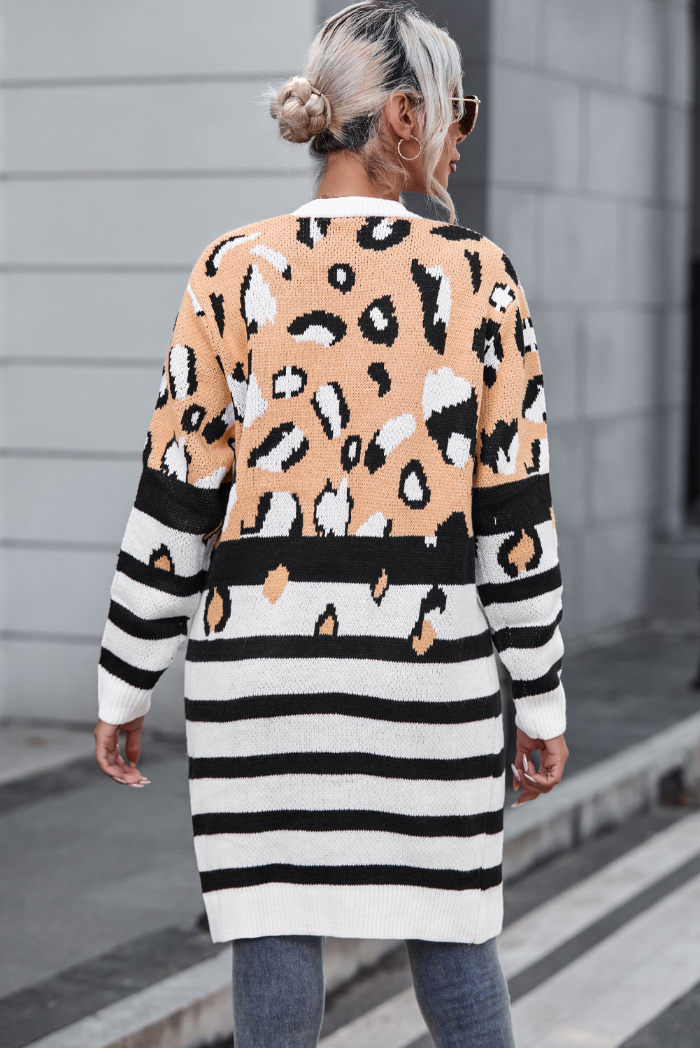 Cardigan frontale aperto a strisce leopardate marrone