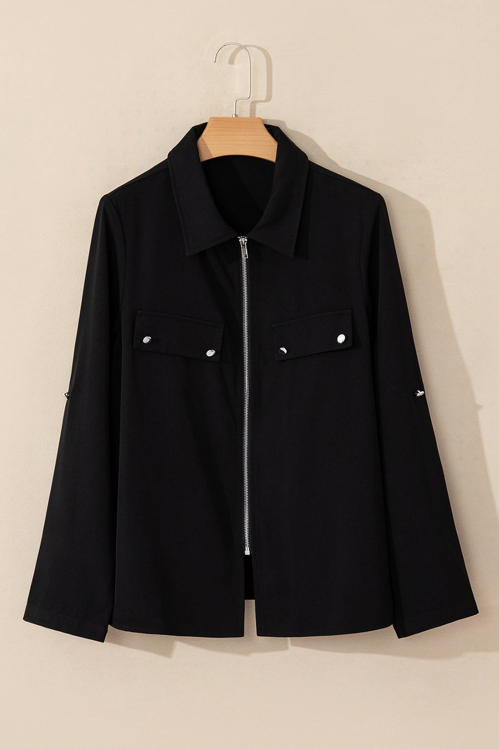 Chaqueta negra negra y manga con cremallera y aleta