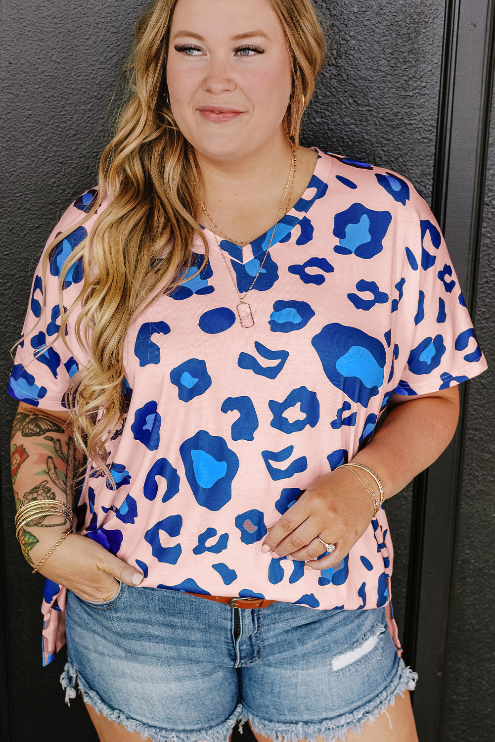 Camiseta de estampado de leopardo rosa de gran tamaño con collar de cuello en V