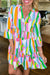 Vestido verde con estampado abstracto, mangas con volantes, collar V