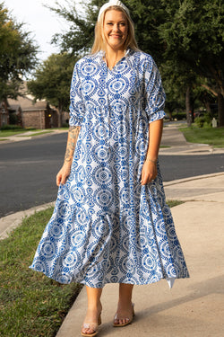 Vestido largo con cordones de estampado geométrico y cuello con muescas, gran tamaño, azul cielo