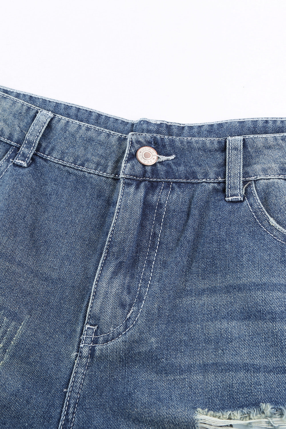 Pantaloncini di denim blu arrotolato strappato in difficoltà