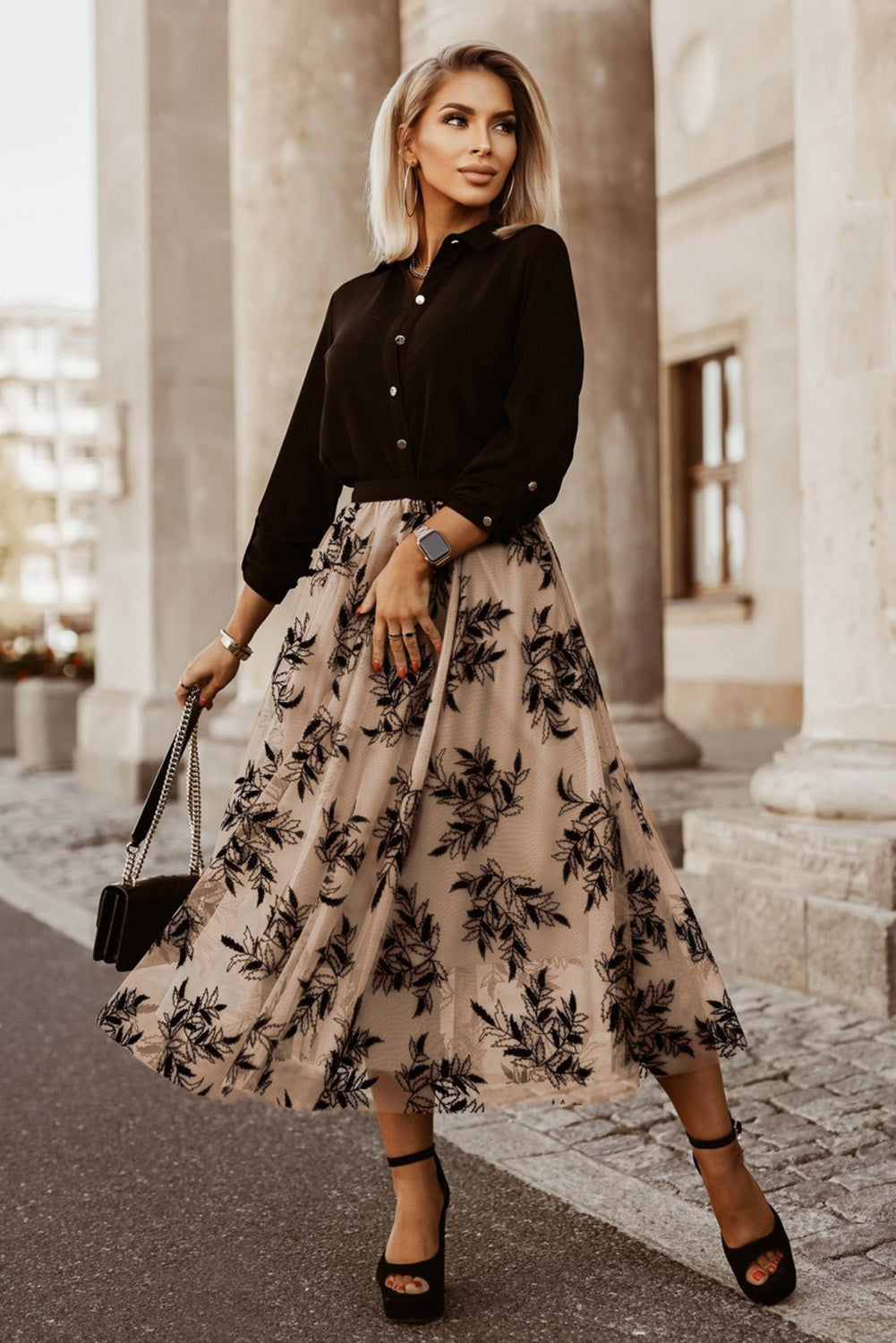 Long waist skirt embroidered with apricot floral leaves