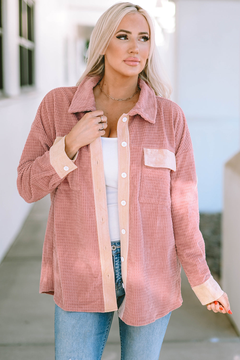 Veste texturée à épaules tombantes avec poches à rabat et fleurs de pêcher