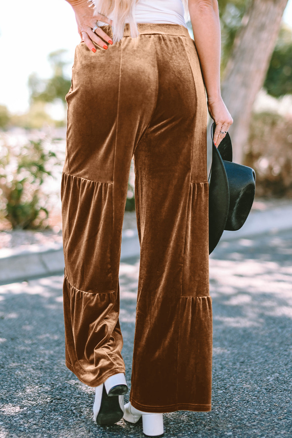 Pantalon large en velours marron à ourlet volanté