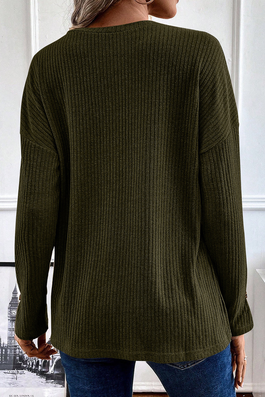 Top de punto henley texturizado de canalé verde selva