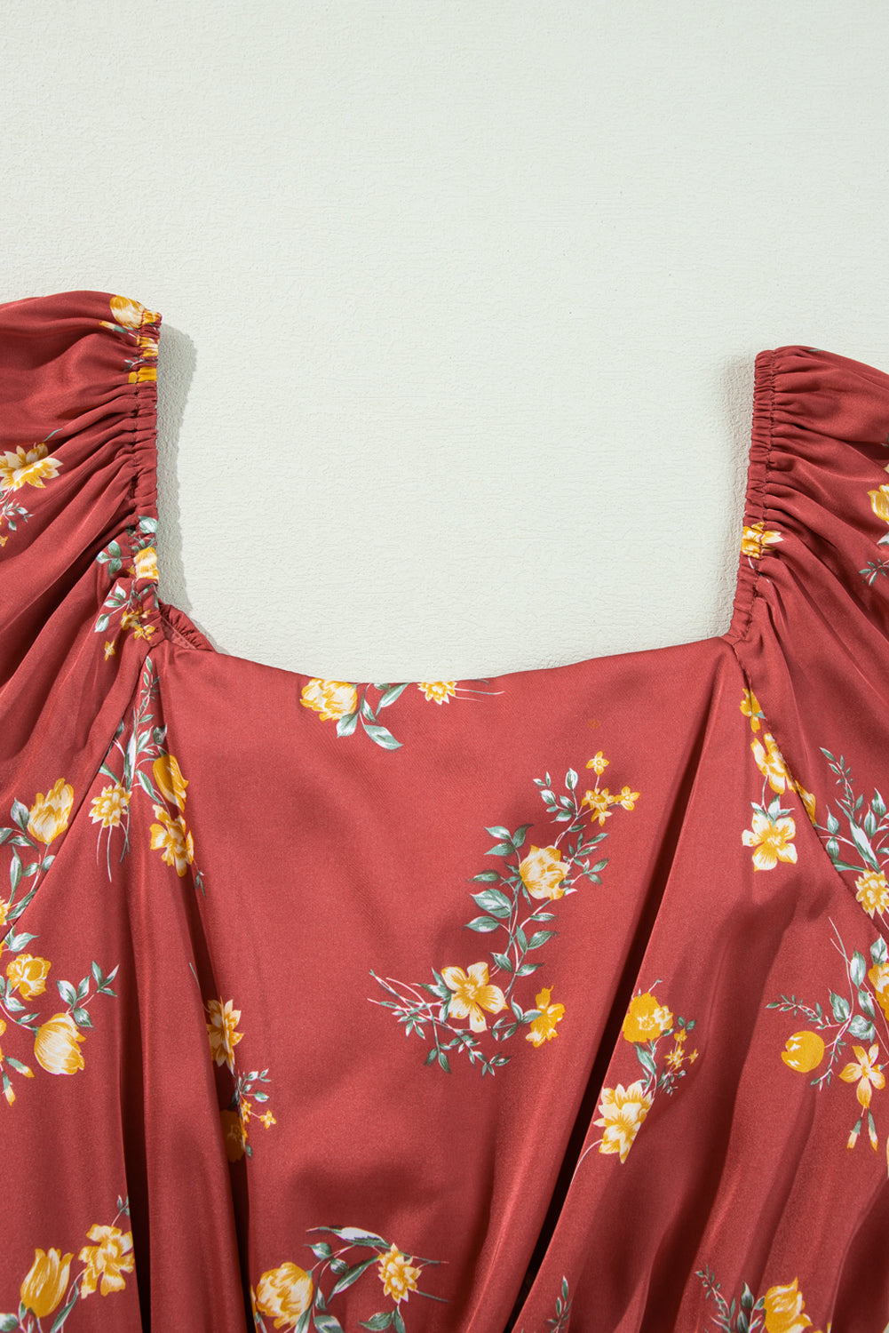 Mini-robe à imprimé floral rouge argile, taille froncée, bordure à volants, col en V