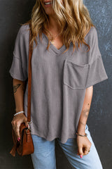 Camiseta grande de gris claro con cuello en V y bolsillo para el pecho