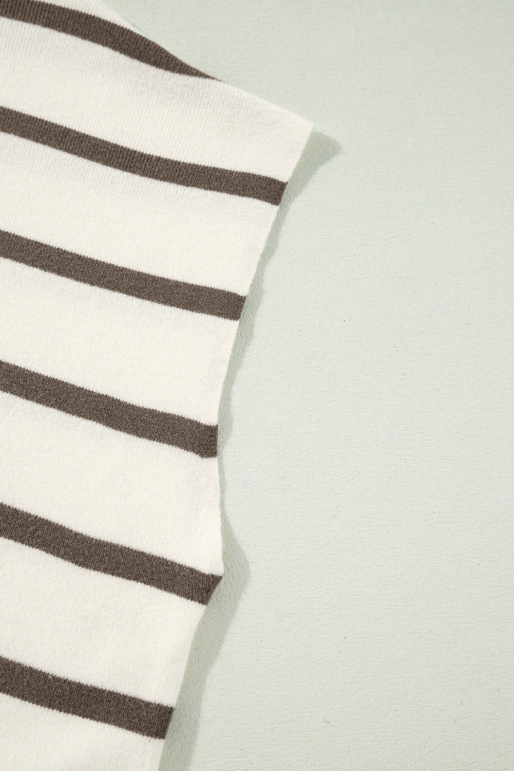 T-shirt with short sleeves and brown round collar with stripes and side slits
