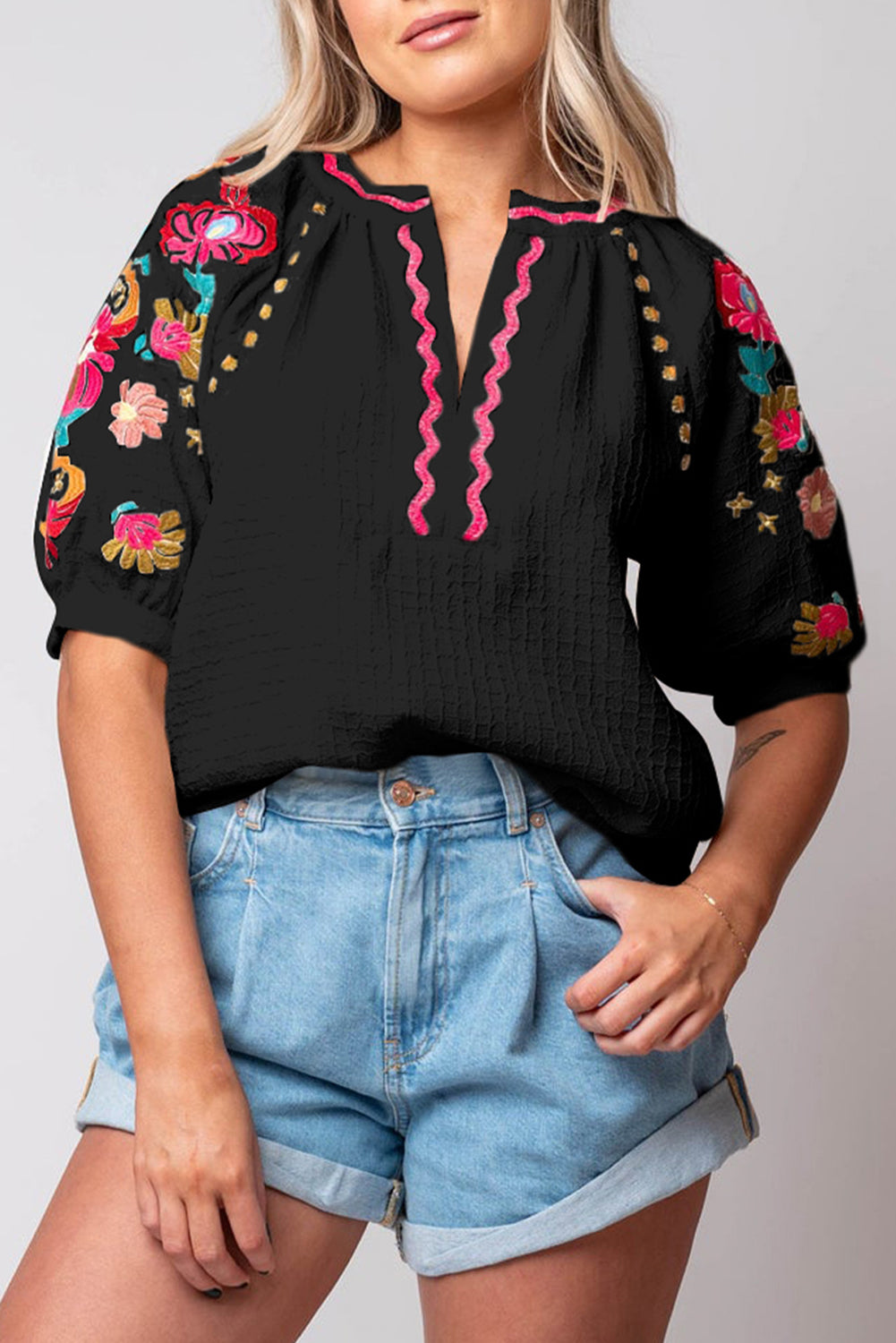 Blusa con textura negra con mangas hinchadas y bordado floral Ricrac