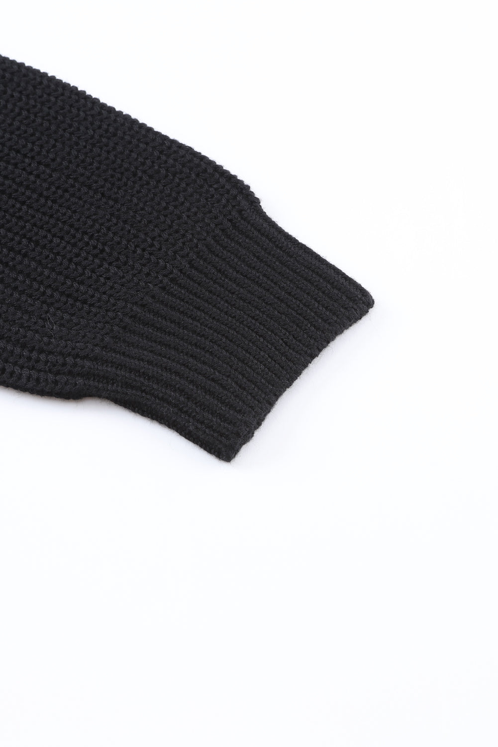 Pull noir en maille côtelée à col en V