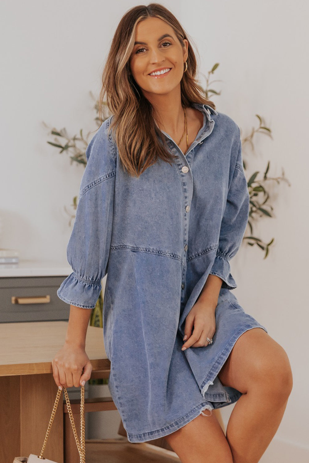 Mini-robe en jean boutonnée à manches longues bleu ciel