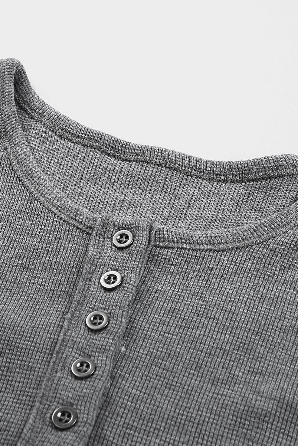 Haut Henley en tricot gaufré gris