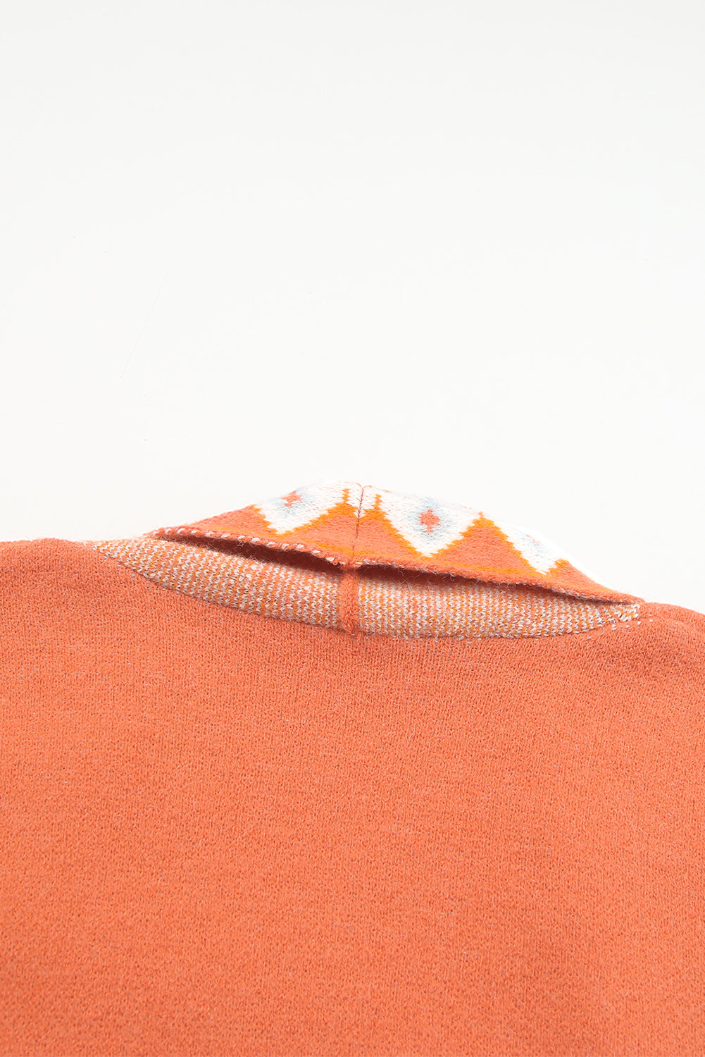 Cardigan tricoté orange imprimé aztèque ouvert sur le devant