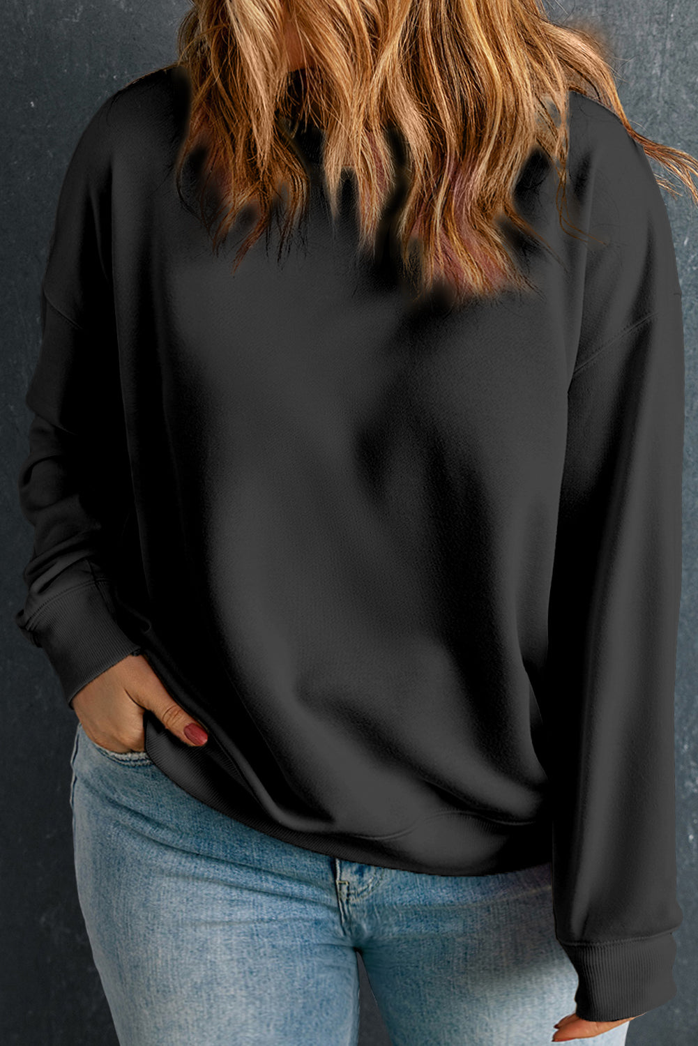 Sudadera negra unida con cuello y hombros caídos, gran tamaño
