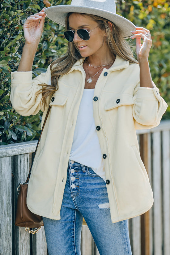 Chaqueta de camisa abotonada beige con cuello doblado