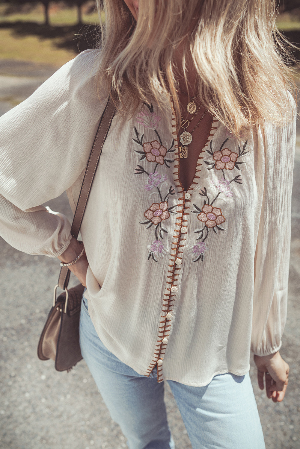 Chemise ample beige à manches bouffantes texturées brodées de fleurs