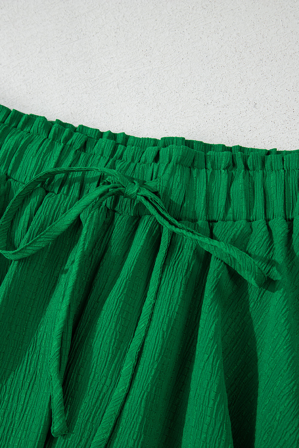 Short texturé à volants et lacets taille haute *