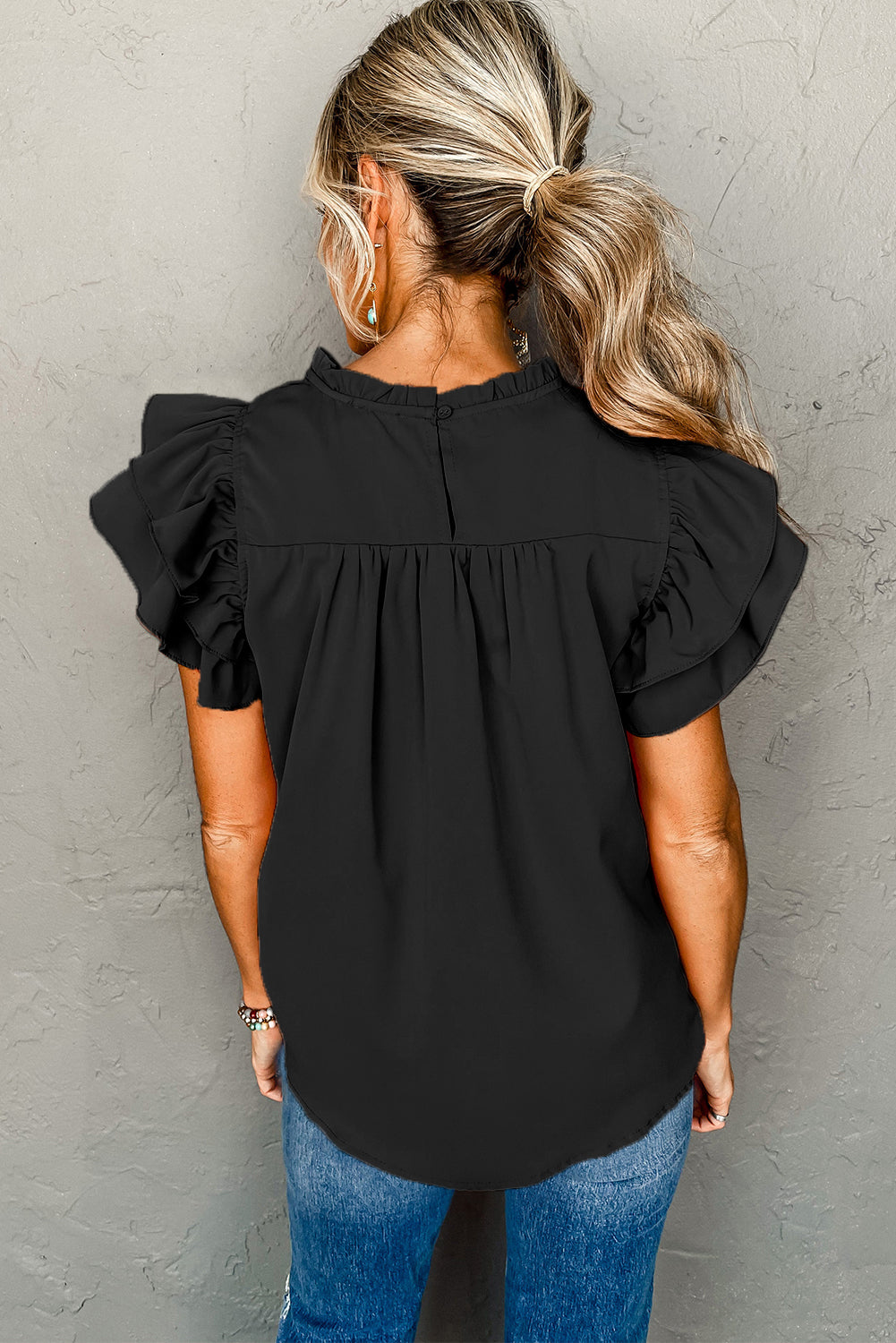 Blusa de manga de volante con lata negra