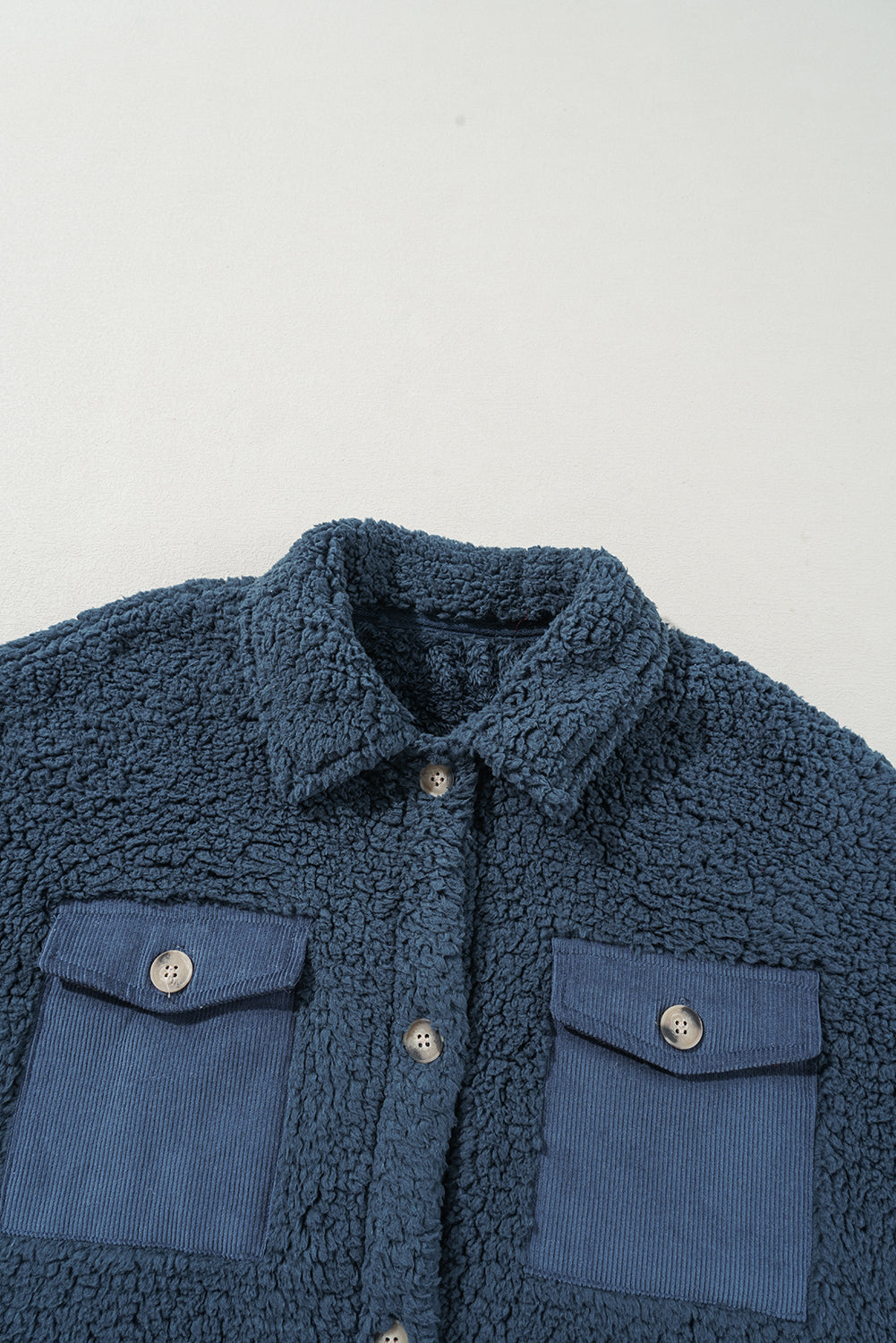 Manteau Teddy bleu à simple boutonnage et poche à rabat contrasté