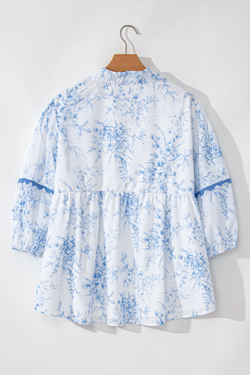 Blusa de cuello atado de la manga floral azul cielo