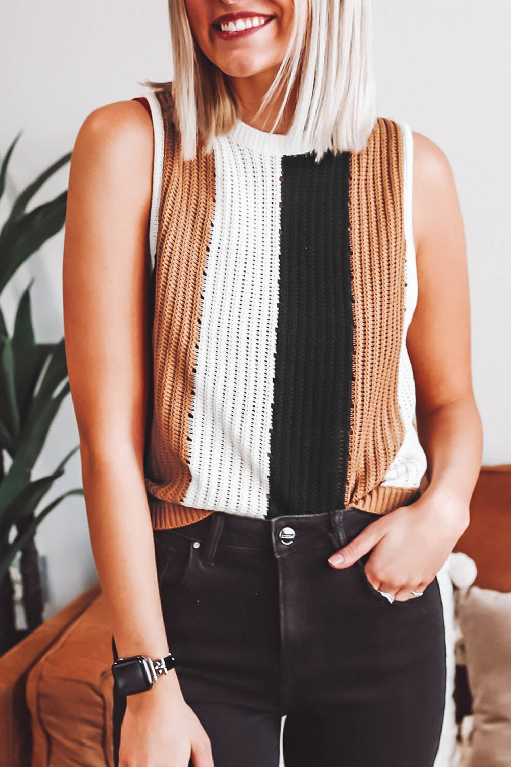 Khaki striped sleeve -free knitted sweater and color blocks of colors