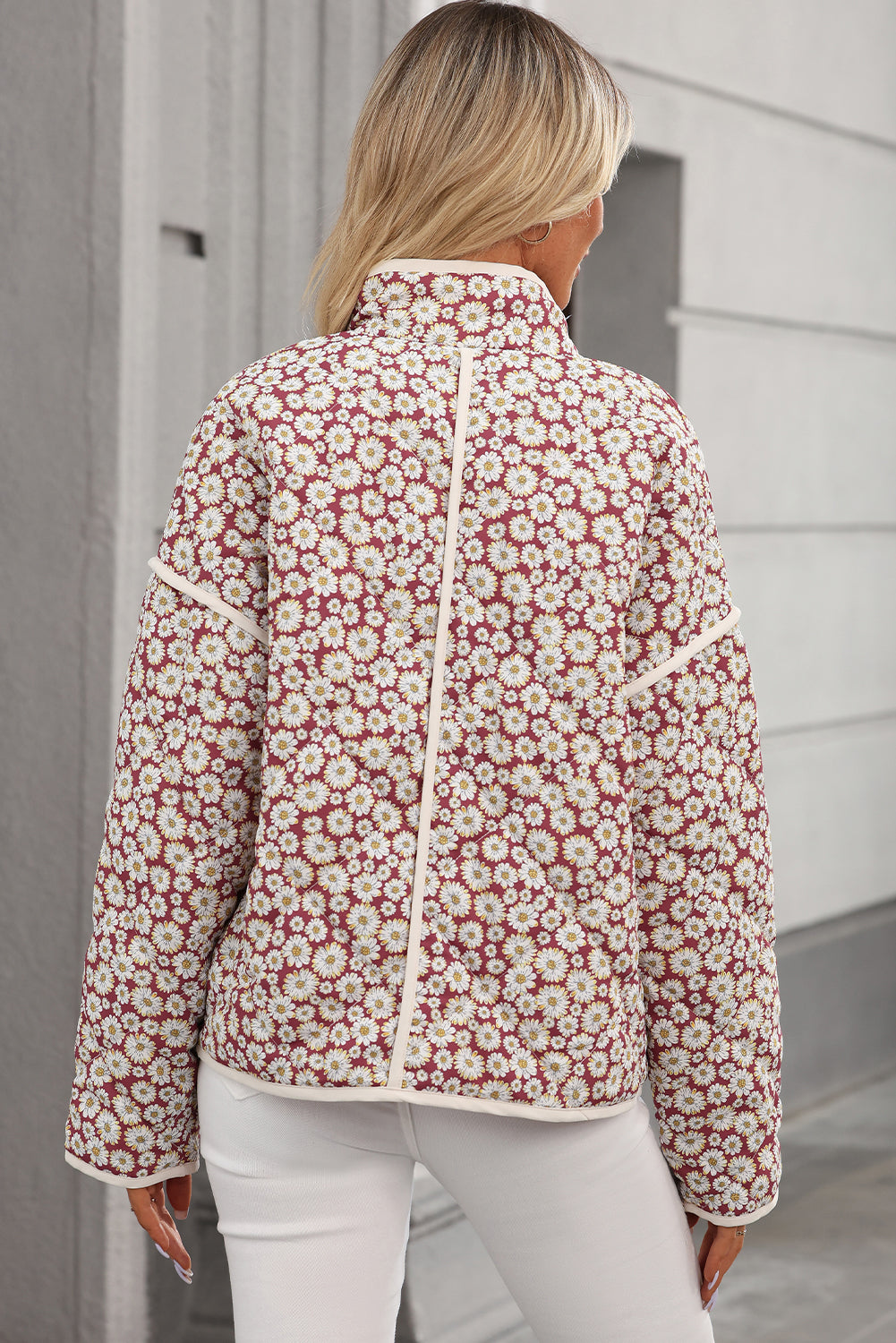 Veste rose à col montant avec poches et bords contrastés à imprimé floral