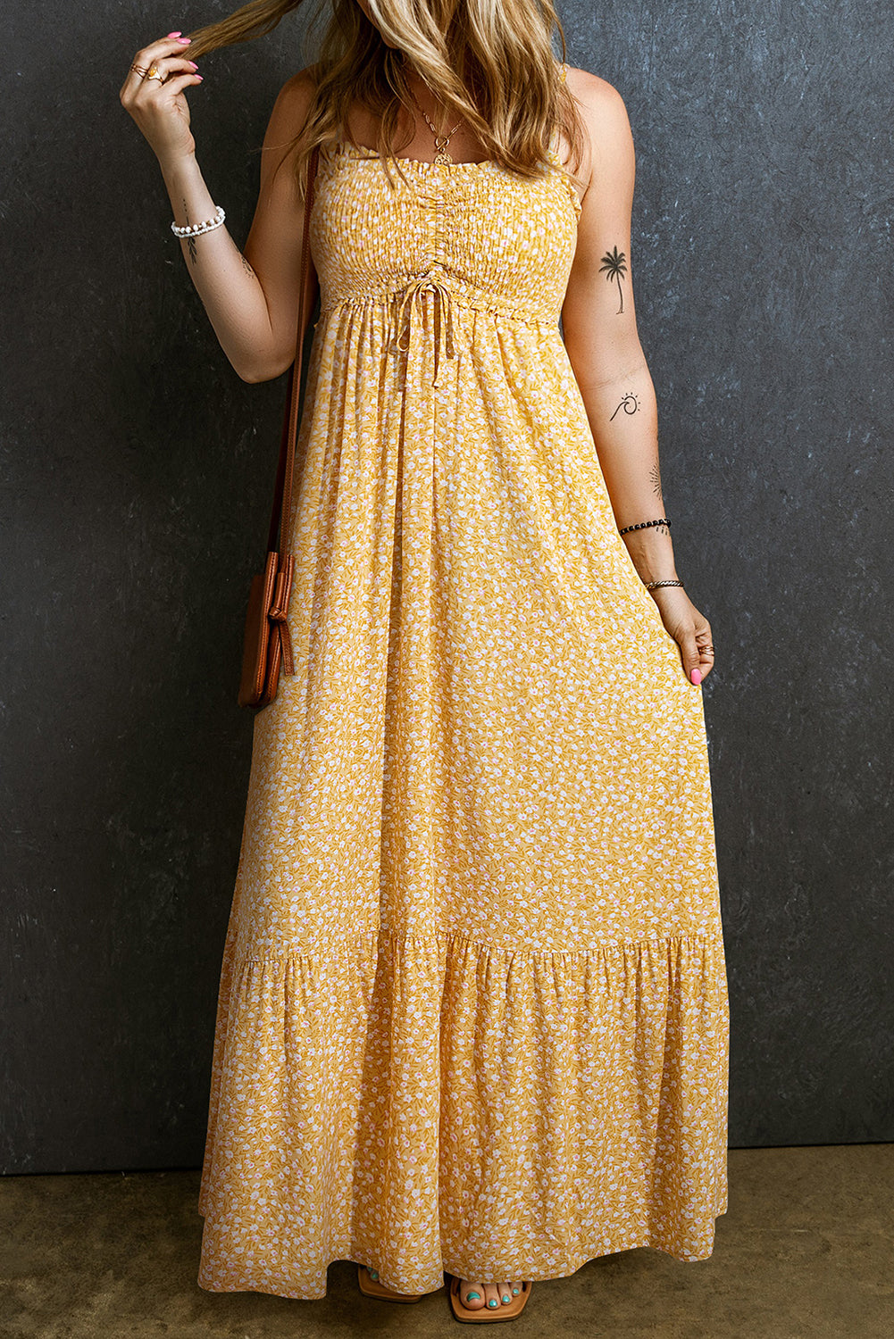 Robe longue jaune à fleurs, smockée, taille haute, à volants