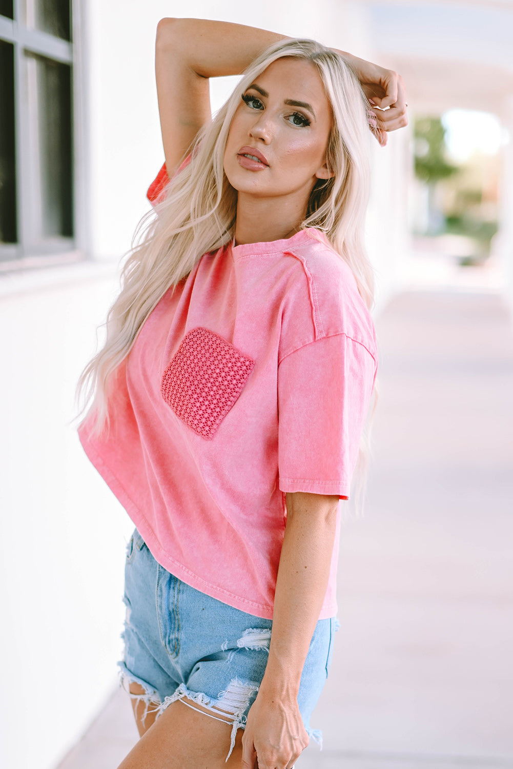 T-shirt rose à poche plaquée et dentelle délavée à l'acide