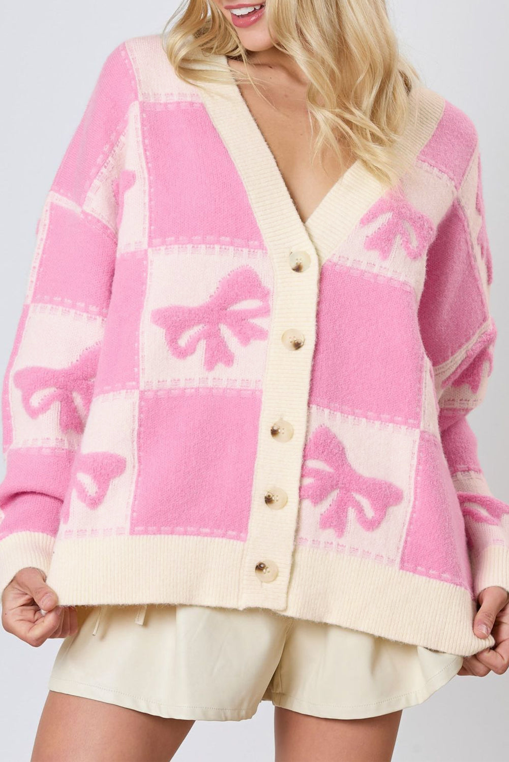 Cardigan boutonné rose à motif à carreaux et col en V avec épaules tombantes-A WOMAN WE LOVE