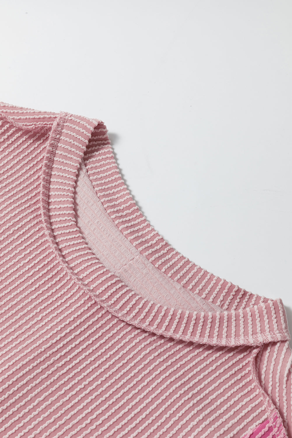 Camiseta de cuello de la tripulación de bloques con textura rosa