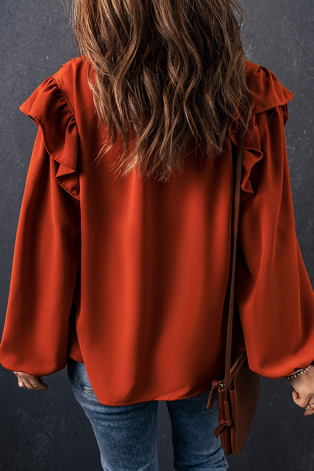 Blouse orange plissée à volants et boutonnée à col en V