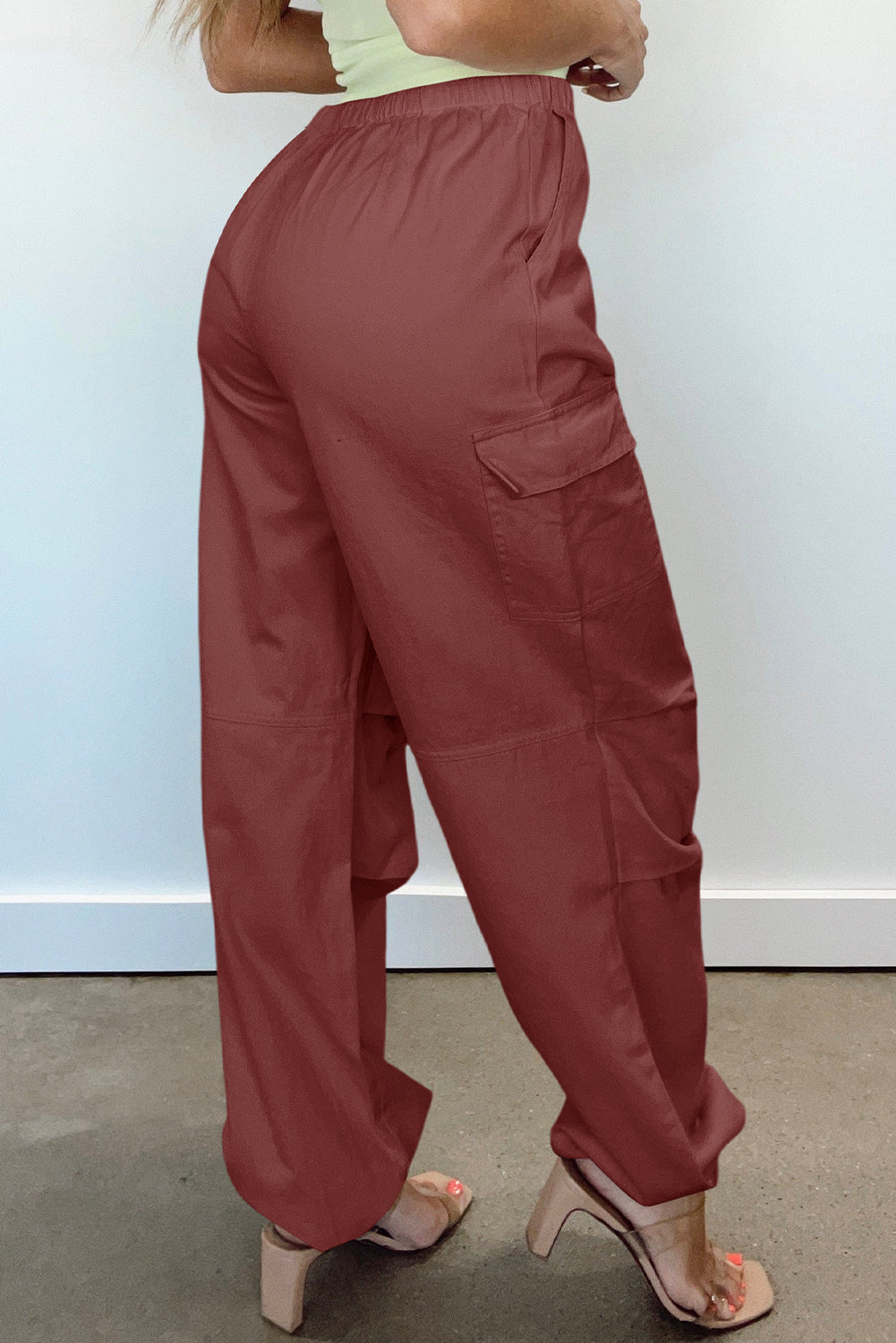 Pantalones cargo de pierna ancha con cordón en la cintura de color sólido rojo mineral