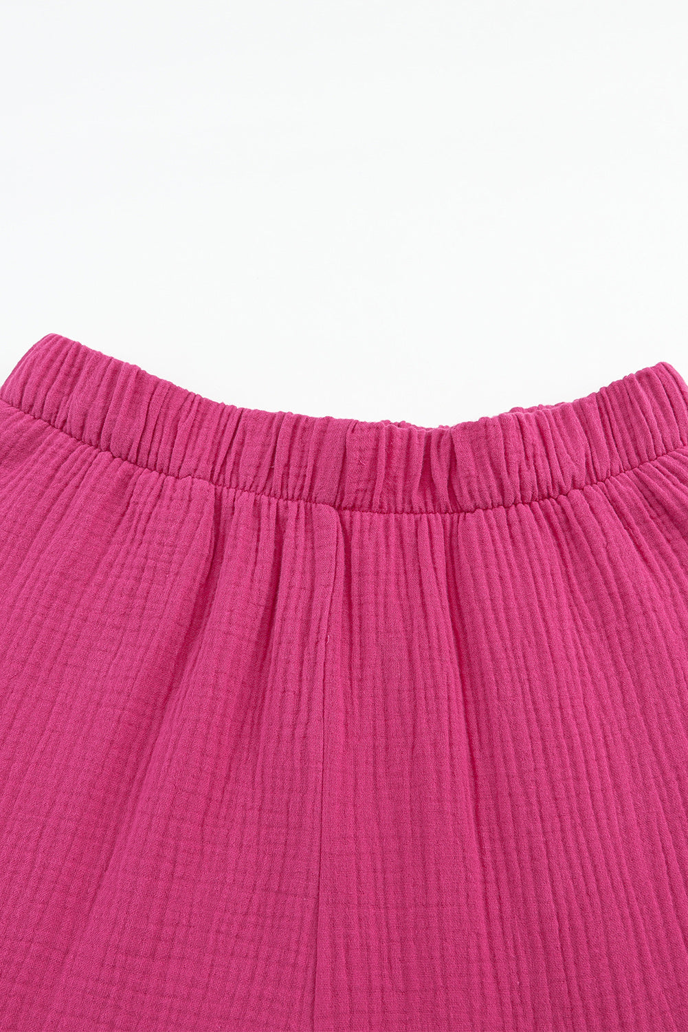 Pantalones acampanados con volantes y cintura alta con textura rosa