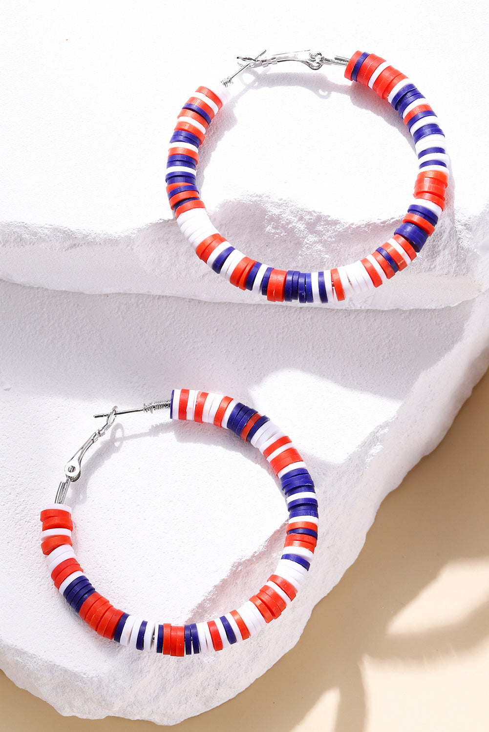 Boucles d'oreilles créoles en perles multicolores patriotiques rouges ardentes