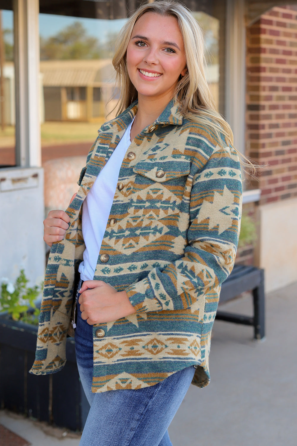 Chaqueta azul con bolsillo con solapa y botones con estampado azteca occidental