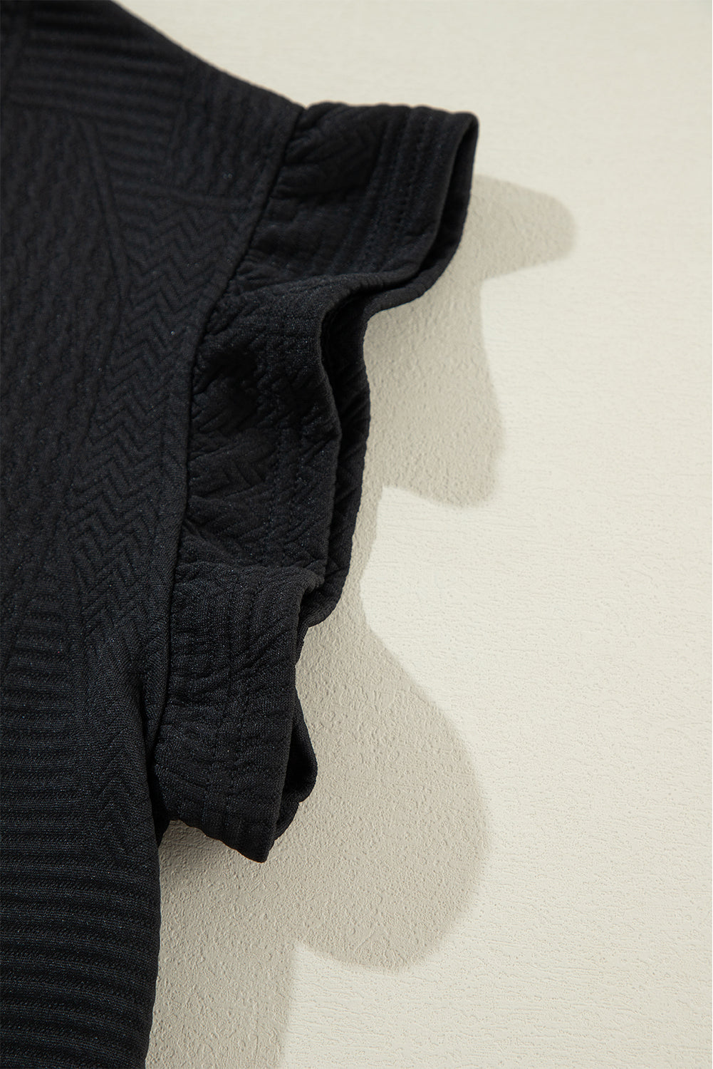 Ensemble haut d'été noir à manches à volants et pantalon ample court-A WOMAN WE LOVE