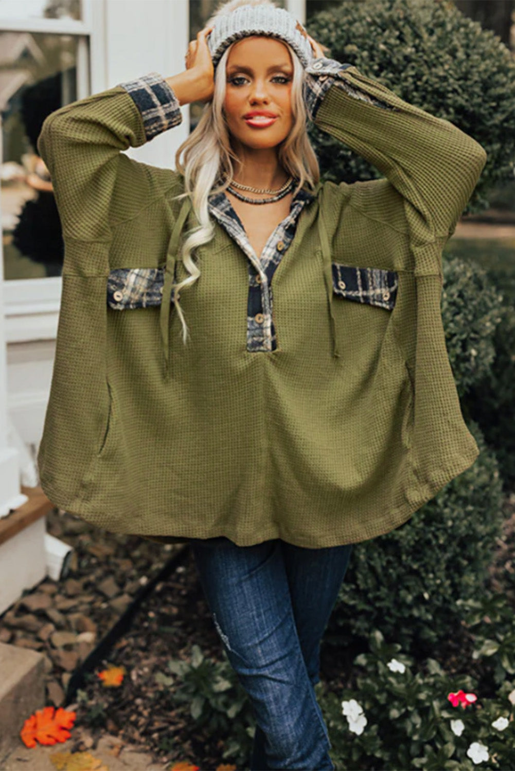 Green Flowy Plaid Accent Waffle Knit Henley Sampanía