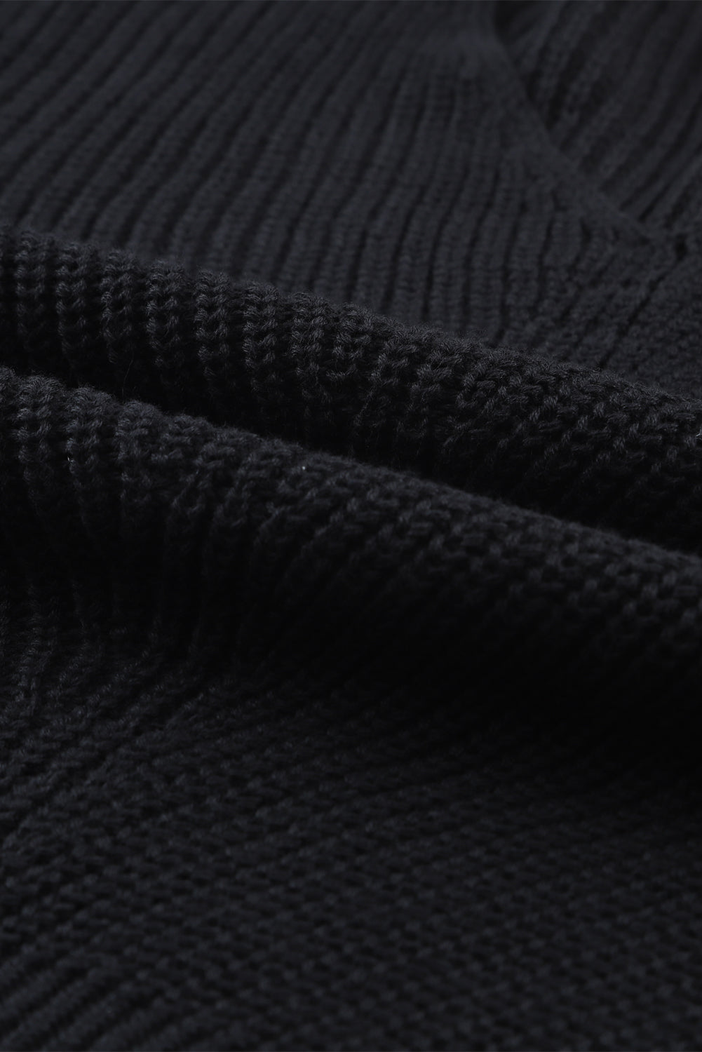 Pull noir en maille côtelée à col en V