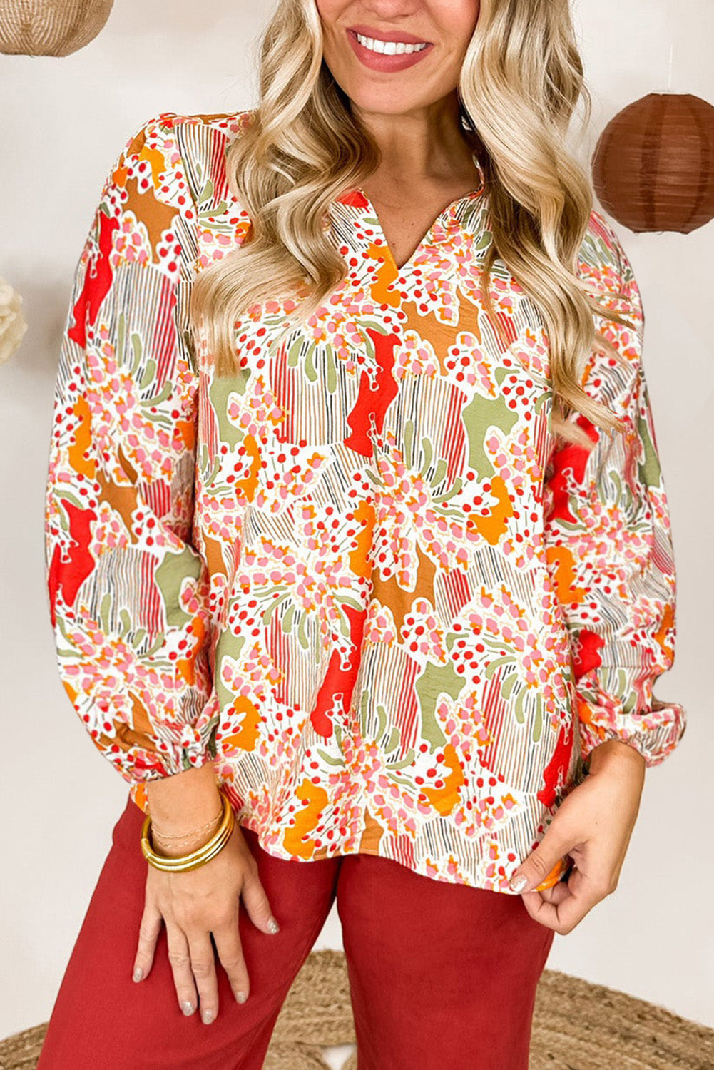 Blusa de manga de hojaldre de cuello dividido en color naranja estampado