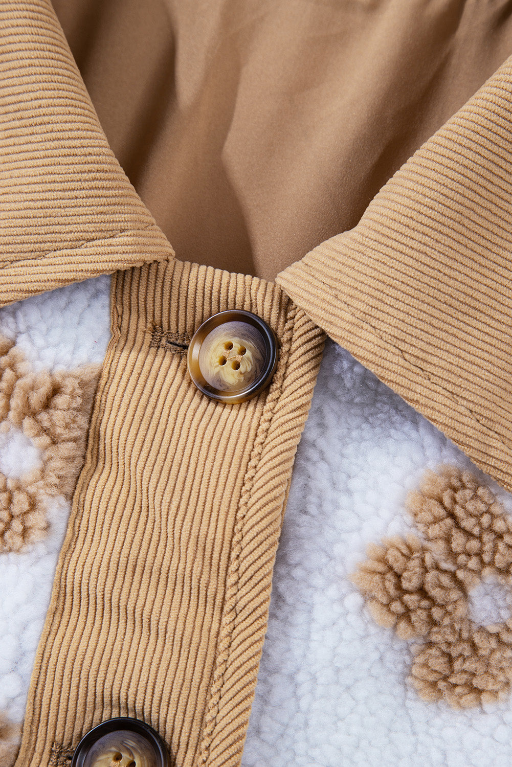 Français léger beige mignon bouton de motif de fleur veste en polaire