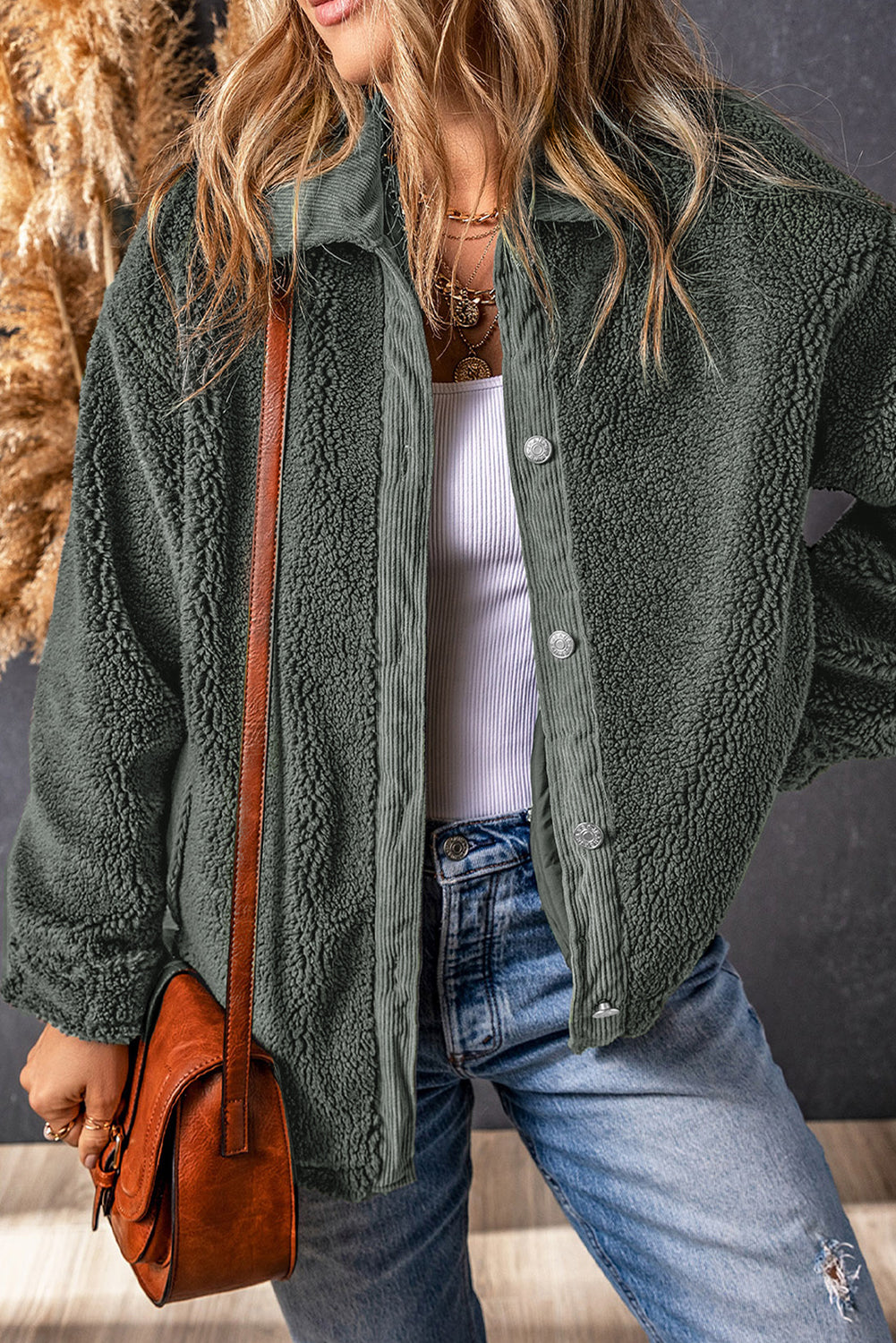 Chaqueta sherpa gris con bordes de terciopelo acanalado y codos