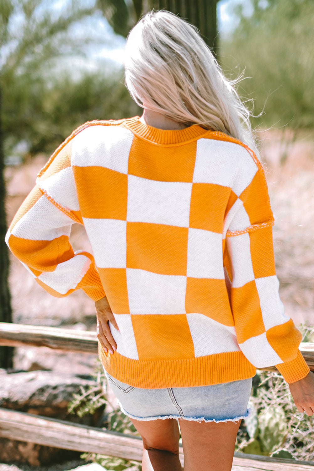Pull orange à manches évêque à carreaux