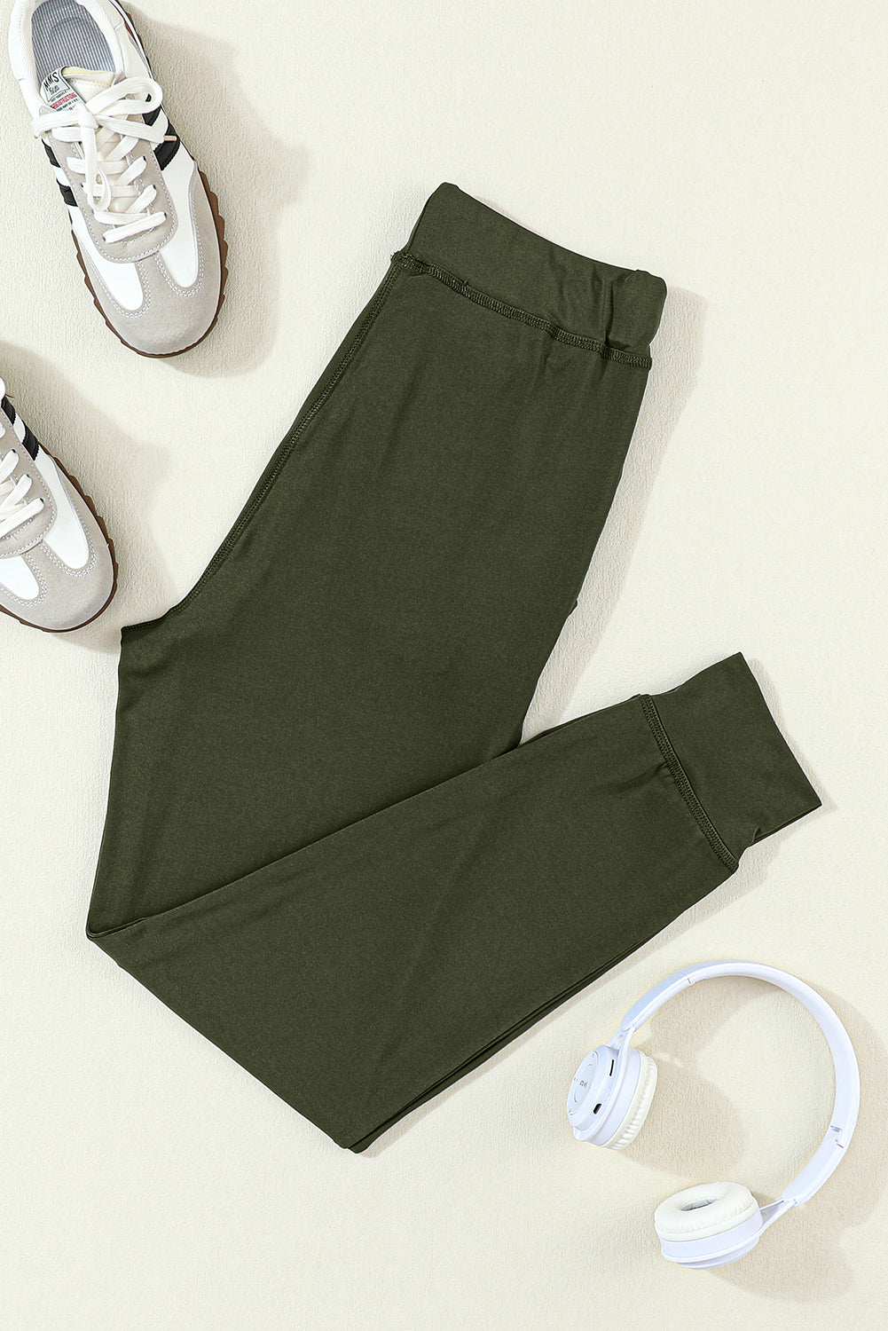 Joggers con bolsillos y cintura con cordón en verde musgo