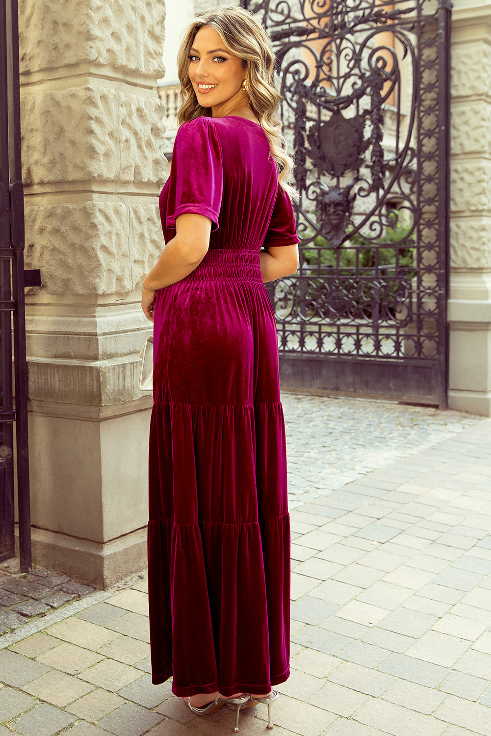 Robe longue en velours Dahlia rouge à manches courtes et taille froncée à plusieurs niveaux